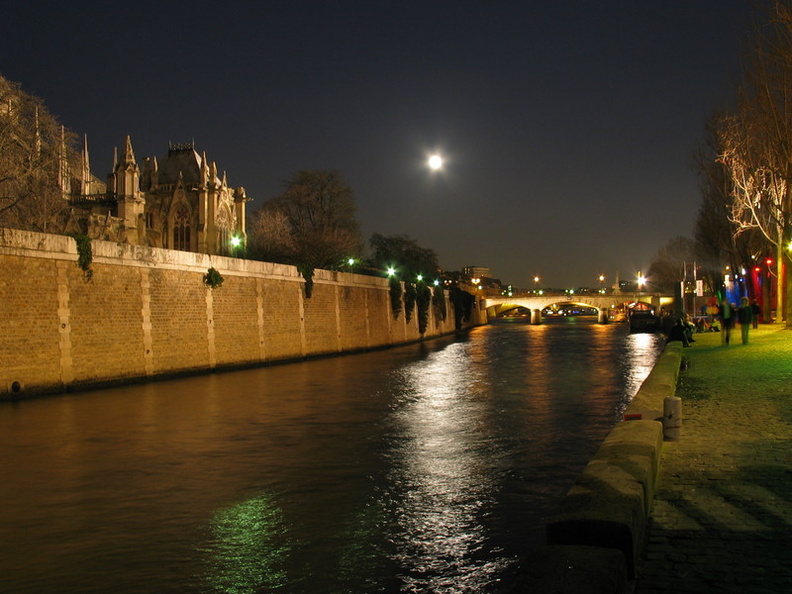 Night shot along the Siene